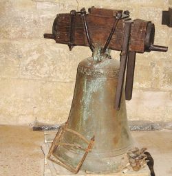 Campana maggiore della Pieve di Cellole, recante l'iscrizione che ricorda i nomi del campanaro e del pievano (fusione tra il 1254 e il 1260) Campana maggiore della Pieve di Cellole, recante l'iscrizione che ricorda i nomi del campanaro e del pievano (fusione tra il 1254 e il 1260)