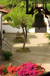 La campana D. Bonnhoffer nel cortile della comunita