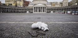 Jago, Look down, novembre 2020, piazza del plebiscito, Napoli. Nella notte del 4 novembre Jago posiziona una scultura che rappresenta un bambino appena nato lungo due metri al centro di piazza Plebiscito a Napoli. Look down (guarda in basso) è il titolo di questo lavoro che richiama la parola lockdown (serrata) entrata prepotentemente nella nostra contemporaneità. L’opera invita a guardare in basso verso le persone più fragili e lo fa utilizzando un bambino appena nato bisognoso di cure che al posto del cordone ombelicale ha una catena che lo inchioda alla sua condizione perché agganciato alla piazza. Jago, Look down, novembre 2020, piazza del plebiscito, Napoli. Nella notte del 4 novembre Jago posiziona una scultura che rappresenta un bambino appena nato lungo due metri al centro di piazza Plebiscito a Napoli. Look down (guarda in basso) è il titolo di questo lavoro che richiama la parola lockdown (serrata) entrata prepotentemente nella nostra contemporaneità. L’opera invita a guardare in basso verso le persone più fragili e lo fa utilizzando un bambino appena nato bisognoso di cure che al posto del cordone ombelicale ha una catena che lo inchioda alla sua condizione perché agganciato alla piazza.