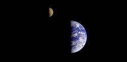 Ritratto di famiglia della Terra e della Luna realizzato dalla sonda Galileo nel 1992. Dal suo punto di osservazione a circa 3,9 milioni di miglia di distanza, la sonda Galileo ha catturato questo ritratto della Luna in orbita attorno alla Terra. Questa foto migliorata dal computer è stata ottenuta da immagini scattate attraverso filtri visibili (viola, rosso) e infrarossi (1,0 micron). Il percorso orbitale della luna va da sinistra a destra. Immagine: NASA / JPL Ritratto di famiglia della Terra e della Luna realizzato dalla sonda Galileo nel 1992. Dal suo punto di osservazione a circa 3,9 milioni di miglia di distanza, la sonda Galileo ha catturato questo ritratto della Luna in orbita attorno alla Terra. Questa foto migliorata dal computer è stata ottenuta da immagini scattate attraverso filtri visibili (viola, rosso) e infrarossi (1,0 micron). Il percorso orbitale della luna va da sinistra a destra. Immagine: NASA / JPL