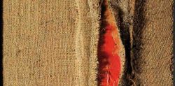 Alberto Burri, Sacco e Oro, 1956, sacco, plastica, acrilico, vinavil, oro su cellotex, 52,5 x 39,5 cm. Fondazione Palazzo Albizzini Collezione Burri, Città di Castello. 